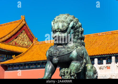 Einen bronzenen Löwen Statue vor dem taihe Palace, der Halle der Höchsten Harmonie in der Verbotenen Stadt, dem wichtigsten Gebäude der ehemaligen königlichen Palast von Min. Stockfoto