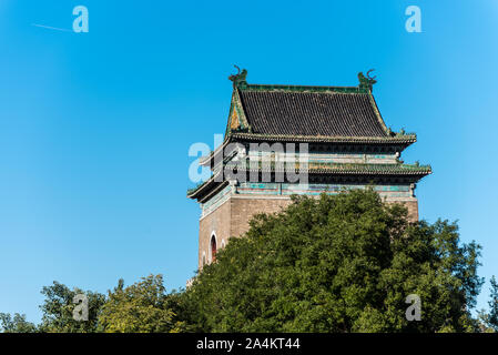 Ein Wahrzeichen der Gulou （Glockenturm oder Drum Tower) in der Altstadt von Beijing, China. Stockfoto