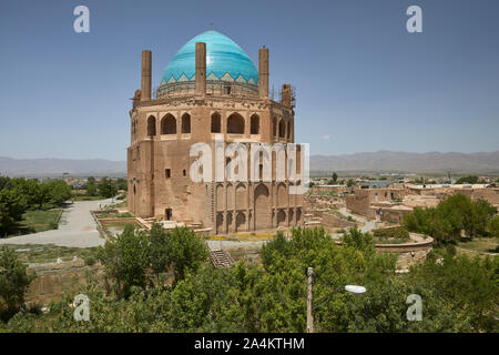 Das mausoleum von Oldscheitu in der Stadt Soltaniye im Iran, am 29.05.2017. Zwischen 1302 und 1312, die Oldscheitu Mausoleum, der noch weitgehend erhaltene heute, war ursprünglich für Ali ibn Abi Talib (Vetter und Schwiegersohn von Mohammed) und sein Sohn Hossein gebaut. Letztlich, der Erbauer und Mongolischen sultan Oldscheitu wurde er begraben. Das Mausoleum wurde zum Weltkulturerbe durch die UNESCO im Jahr 2005 erklärt. | Verwendung weltweit Stockfoto