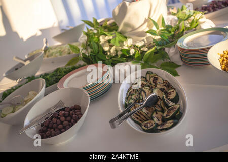 Terrine von Gemüse auf dem Tisch im Restaurant Stockfoto