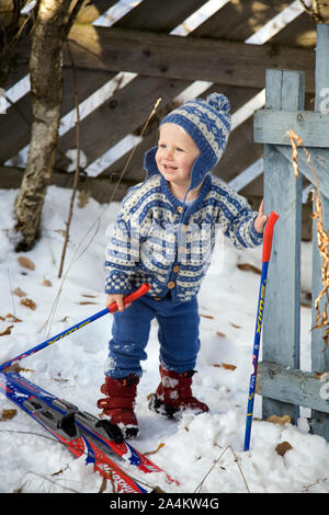 Kleiner Junge spielt Winter Stockfoto