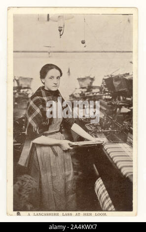 Anfang 1900 Postkarte blass ungesunde Suche Mühle Arbeiter, auf der Unterseite gedruckt wird 'Lancashire Lass an ihrem Webstuhl', um 1910, Lancashire, England, Großbritannien Stockfoto