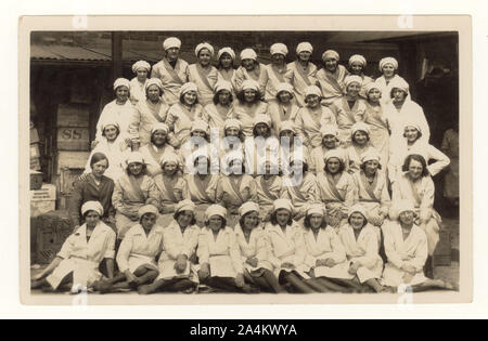 Anfang 1900 Postkarte von großen Gruppe von weiblichen Mayqueen Margarinefabrik Arbeitnehmer für eine Firma Foto posieren, das Tragen von Uniformen und Kappen, mayqueen Margarine gedruckt auf Kiste, circa 1920, möglicherweise Lancashire, Großbritannien Stockfoto