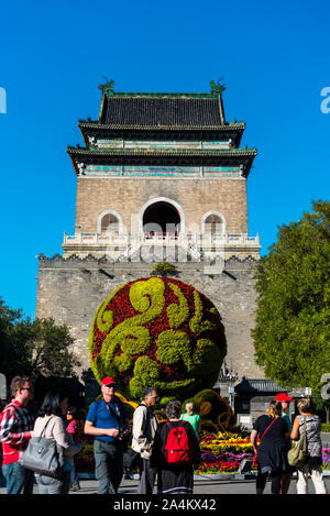 Ein Wahrzeichen der Gulou （Glockenturm oder Drum Tower) in der Altstadt von Beijing, China. Stockfoto