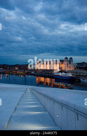 Anzeigen von Oslo Opernhaus am Abend Stockfoto