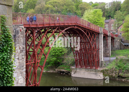 Neu Iron Bridge, eine historische Funktion über den Fluss Severn in der Ironbridge Gorge, Telford, Shropshire, England gemalt. Stockfoto
