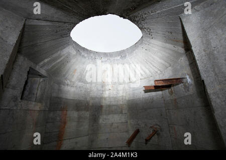 Bunker aus dem Krieg. Graben. Loch in der Wand. Stockfoto