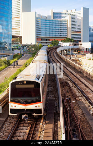 Zug am Bahnhof in der Donaustadt in Wien Stockfoto