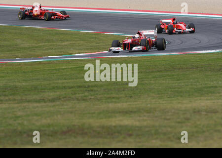 MUGELLO, IT, Oktober 2017: Moderne Ferrari Formel 1 von Giancarlo Fisichella, Andrea Bertolini und Davide Rigon in Mugello Circuit angetrieben Stockfoto