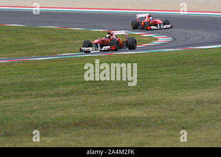 MUGELLO, IT, Oktober 2017: Moderne Ferrari Formel 1 von Giancarlo Fisichella, Andrea Bertolini und Davide Rigon in Mugello Circuit angetrieben Stockfoto