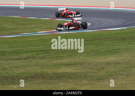 MUGELLO, IT, Oktober 2017: Moderne Ferrari Formel 1 von Giancarlo Fisichella, Andrea Bertolini und Davide Rigon in Mugello Circuit angetrieben Stockfoto