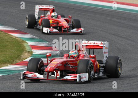 MUGELLO, IT, Oktober 2017: Moderne Ferrari Formel 1 von Giancarlo Fisichella, Andrea Bertolini und Davide Rigon in Mugello Circuit angetrieben Stockfoto