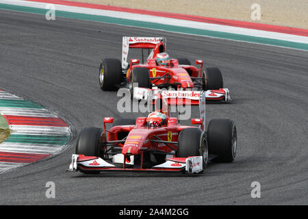 MUGELLO, IT, Oktober 2017: Moderne Ferrari Formel 1 von Giancarlo Fisichella, Andrea Bertolini und Davide Rigon in Mugello Circuit angetrieben Stockfoto