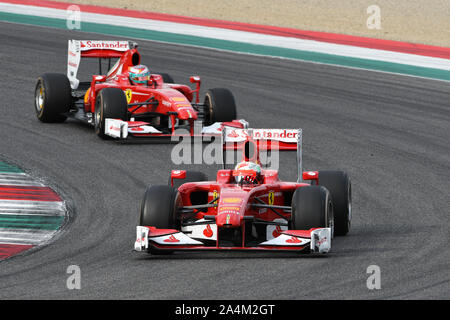 MUGELLO, IT, Oktober 2017: Moderne Ferrari Formel 1 von Giancarlo Fisichella, Andrea Bertolini und Davide Rigon in Mugello Circuit angetrieben Stockfoto