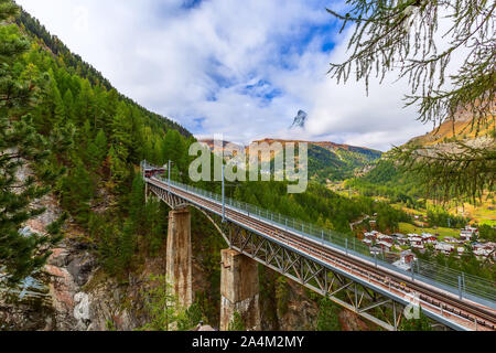 Zermatt, Schweiz. Gornergrat rote Bummelzug auf der Brücke und Matterhorn Panorama in den Schweizer Alpen Stockfoto