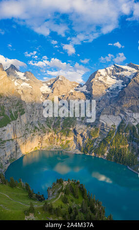 Antenne Panoramablick der Oeschinensee See bei Sonnenuntergang, Berner Oberland, Kandersteg, Kanton Bern, Schweiz Stockfoto