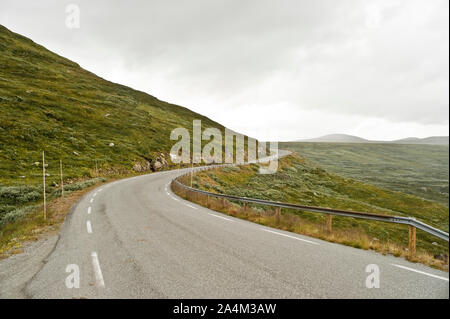 Eine kurvenreiche Straße in den Bergen Norwegens Stockfoto