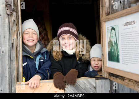 Kinder, die in ländlichen Museum - lokales Museum. Stockfoto