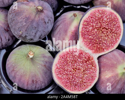 Cut Bild im Markt auf dem Hintergrund mit ganzen Feigen in das Feld ein. Close Up. Stockfoto