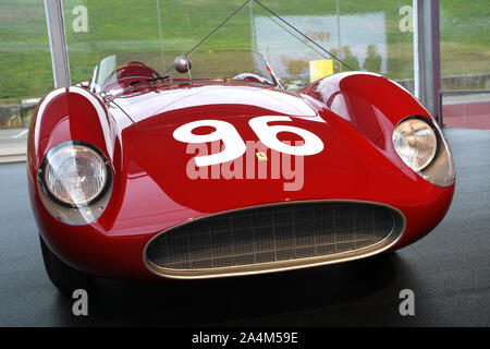 MUGELLO, IT, Oktober 2017: Vintage Ferrari 500 TRC 1957 in Paddock Show von Ferrari Jubiläum 1947-2017 in Mugello. Stockfoto