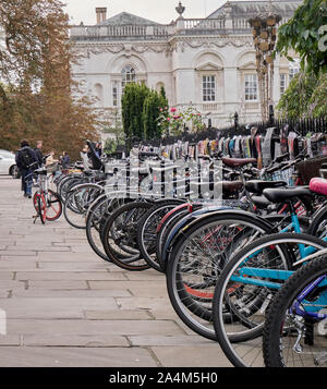 Cambridge, UK - Oktober 9, 2019: Fahrräder gegen den Zaun mit einer Menge Poster geparkt. Stockfoto