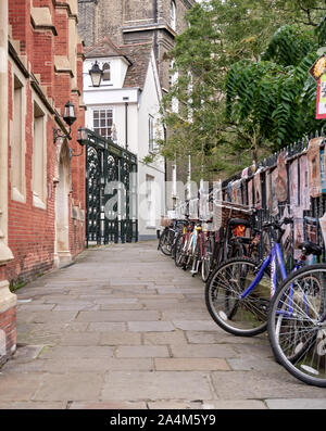 Cambridge, UK - Oktober 9, 2019: Fahrräder gegen den Zaun mit einer Menge Poster geparkt. Stockfoto