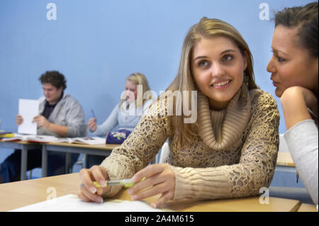 Teen ager - Wispering Geheimnisse Stockfoto