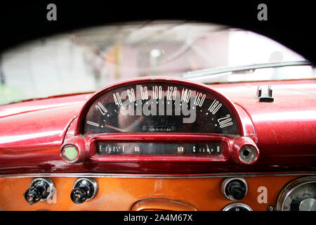Tachometer. Armaturenbrett des alten amerikanischen Autos. Amcar. Stockfoto