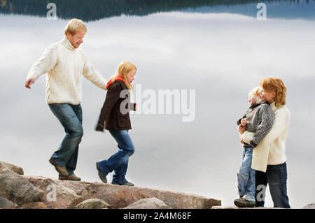 Familie Balancing - helfende Hand Stockfoto
