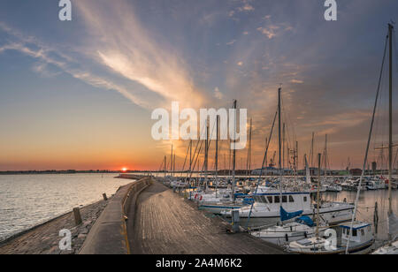 Sonnenuntergang und Segelboote im Hafen und Pier in Varberg, Halland, Schweden, Skandinavien. Stockfoto