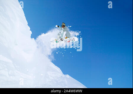 Snowboarden in der Nähe von Sauda Stockfoto