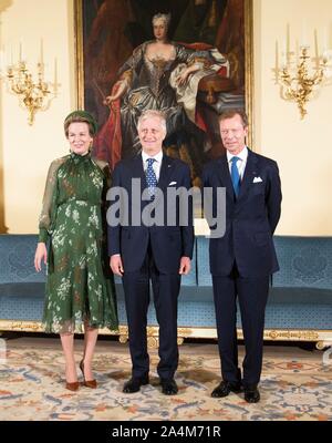 Luxemburg, Luxemburg. 15 Okt, 2019. King Filip und Königin Mathilde von Belgien und der Großherzog Henri von Luxemburg an das Großherzogliche Palais in Luxemburg am 15. Oktober 2019, für das offizielle Foto auf der 1 eine 3 Tage Statevisit von Belgien nach Luxemburg Credit: Albert Ph-van der Werf/Niederlande/Point de Vue |/dpa/Alamy leben Nachrichten Stockfoto