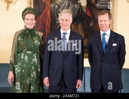 Luxemburg, Luxemburg. 15 Okt, 2019. King Filip und Königin Mathilde von Belgien und der Großherzog Henri von Luxemburg an das Großherzogliche Palais in Luxemburg am 15. Oktober 2019, für das offizielle Foto auf der 1 eine 3 Tage Statevisit von Belgien nach Luxemburg Credit: Albert Ph-van der Werf/Niederlande/Point de Vue |/dpa/Alamy leben Nachrichten Stockfoto