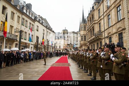 Luxemburg, Luxemburg. 15 Okt, 2019. King Filip und Königin Mathilde von Belgien von Großherzog Henri von Luxemburg an das Großherzogliche Palais in Luxemburg am 15. Oktober 2019 begrüßt, für die Begrüßungszeremonie auf dem 1. eines 3 Tage Statevisit von Belgien nach Luxemburg Credit: Albert Ph-van der Werf/Niederlande/Point de Vue |/dpa/Alamy leben Nachrichten Stockfoto