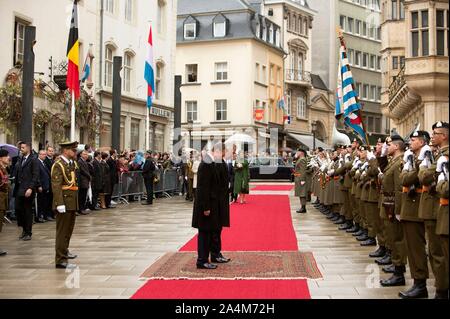 Luxemburg, Luxemburg. 15 Okt, 2019. King Filip und Königin Mathilde von Belgien von Großherzog Henri von Luxemburg an das Großherzogliche Palais in Luxemburg am 15. Oktober 2019 begrüßt, für die Begrüßungszeremonie auf dem 1. eines 3 Tage Statevisit von Belgien nach Luxemburg Credit: Albert Ph-van der Werf/Niederlande/Point de Vue |/dpa/Alamy leben Nachrichten Stockfoto