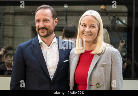 Frankfurt am Main, Deutschland. 15. Oktober 2019. 15. Oktober 2019, Hessen, Frankfurt/Main: Der norwegische Kronprinz und die Kronprinzessin Haakon und Mette-Marit kommen am Hauptbahnhof mit der 'Likteraturzug'. Norwegen ist in diesem Jahr Gastland der Buchmesse. Foto: Boris Roessler/dpa Quelle: dpa Picture alliance/Alamy leben Nachrichten Stockfoto