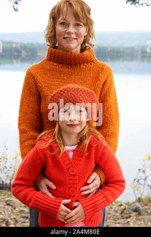 Mutter und Tochter umarmt Stockfoto