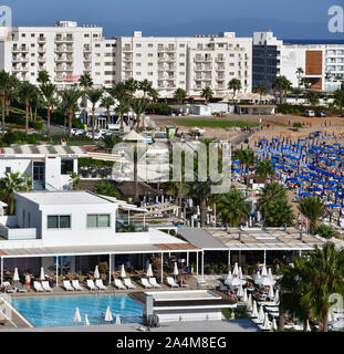 Protaras, Zypern - Oktober 12. 2019. Viele Hotels am Meer - ein berühmter Ferienort am Sunrise Beach Stockfoto