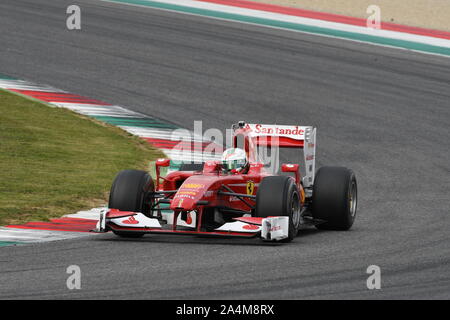 MUGELLO, IT, Oktober 2017: Moderne Ferrari Formel 1 von Giancarlo Fisichella, Andrea Bertolini und Davide Rigon in Mugello Circuit angetrieben Stockfoto