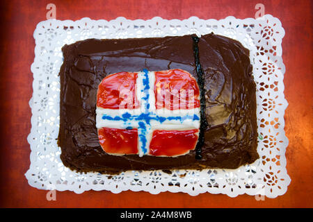 Schokoladenkuchen mit Flagge. Feier der Norwegischen Independence Day, 17 Mai. Stockfoto