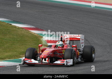 MUGELLO, IT, Oktober 2017: Moderne Ferrari Formel 1 von Giancarlo Fisichella, Andrea Bertolini und Davide Rigon in Mugello Circuit angetrieben Stockfoto