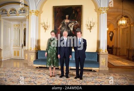 Luxemburg, Luxemburg. 15 Okt, 2019. King Filip und Königin Mathilde von Belgien und der Großherzog Henri von Luxemburg an das Großherzogliche Palais in Luxemburg am 15. Oktober 2019, für das offizielle Foto auf der 1 eine 3 Tage Statevisit von Belgien nach Luxemburg Credit: Albert Ph-van der Werf/Niederlande/Point de Vue |/dpa/Alamy leben Nachrichten Stockfoto