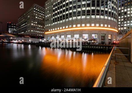 London/Vereinigtes Königreich - 3. März 2017 - Lange Belichtung von orange Ticker auf Reuters Gebäude Canary Wharf Stockfoto