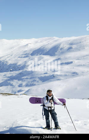 Frau in verschneiter Landschaft in Norwegen. Stockfoto