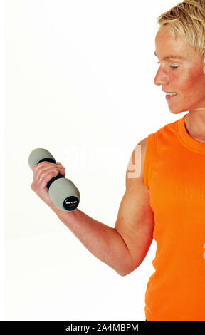 Blonde Frau pumping Iron Stockfoto