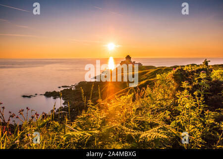 Sonnenaufgang über Fort la Latte an einem sonnigen Sommertag in der Bretagne, Frankreich Stockfoto