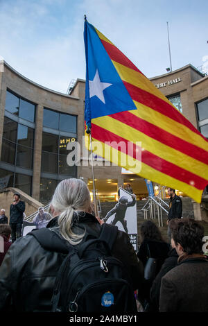 Glasgow, Schottland, Großbritannien. 14. Oktober 2019: Menschen gegen die Urteile der Katalanischen politischen Gefangenen in Spanien protestieren. Stockfoto