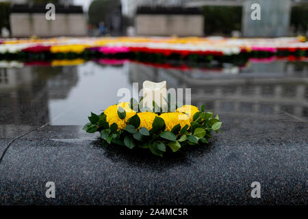 London/Großbritannien - 19. Oktober 2017 - Diwali feier Blumen schweben in Cabot Square Brunnen Stockfoto