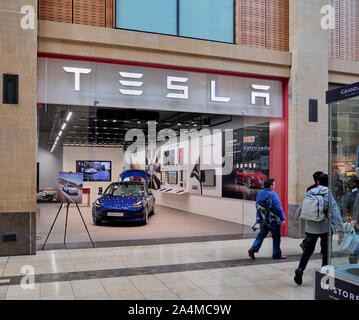 Cambridge, UK - 9. Oktober 2019: Tesla Anzeige Shop im Einkaufszentrum Grand Arcade. Stockfoto