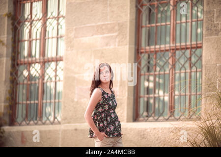 Junge Frau touristische auf Foto Portrait auf schönen Palast posing Stockfoto